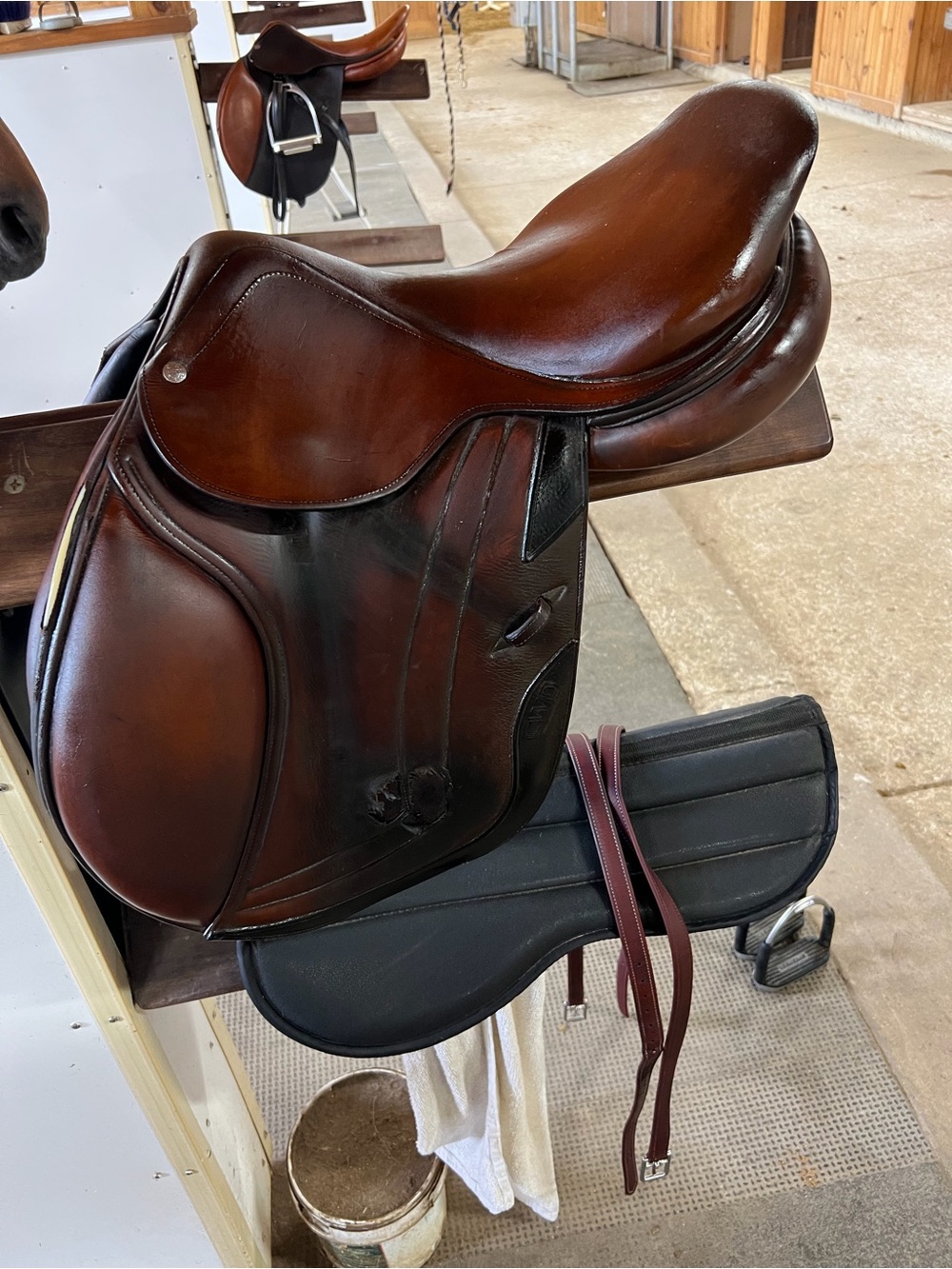 Classic Brown Leather Equestrian Saddle - Women's